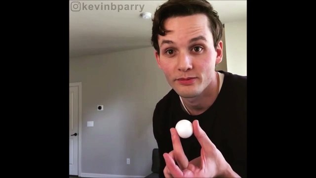 Tour de magie énorme avec une balle de ping pong