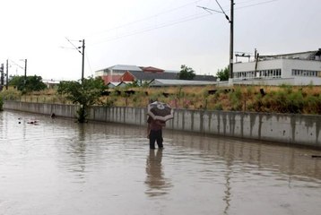 Ankara'da sağanağın ardından gelen sel sokakları kapattı