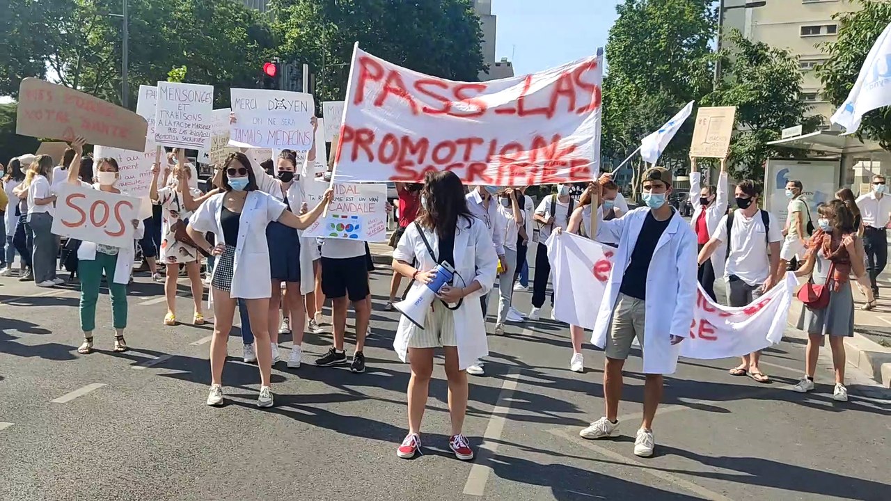 Marseille : Les étudiants en médecine manifestent devant la faculté de la Timone