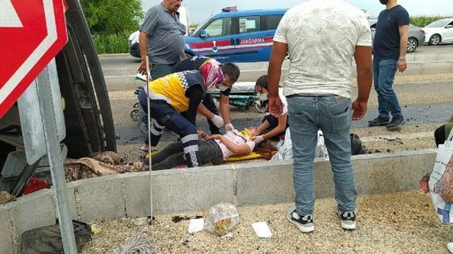 ADANA'DA OTOMOBİLLER ÇARPIŞTI: 1'İ ÇOCUK 5 YARALI