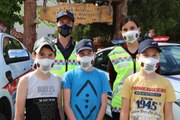 Jandarma ekipleri Çekerek ilçesinde vatandaşlara maske dağıttı