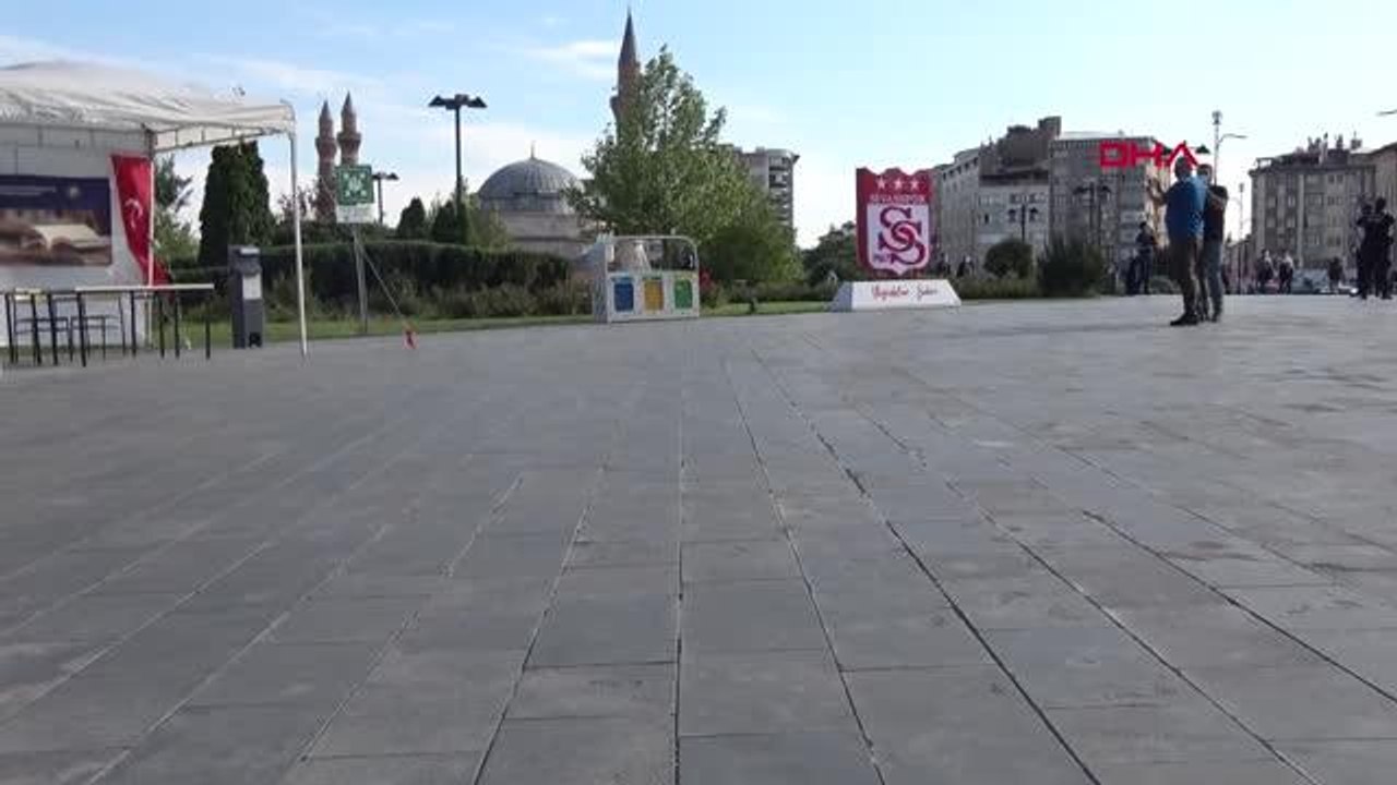 Son dakika haberleri! SİVAS KENT MEYDANINDA UNUTULAN KADIN ÇANTASI, POLİSİ ALARMA GEÇİRDİ