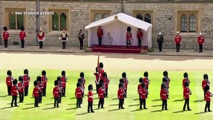 Aniversário oficial de Isabel II celebrado com as cores da Covid-19