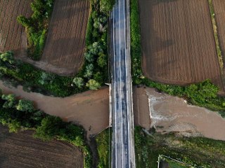 Kırklareli'nde dere taştı, 2 otomobil suya kapıldı