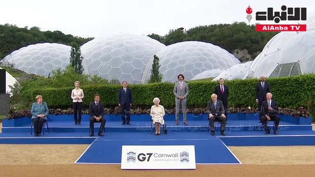 الملكة اليزابيث الثانية تمازح قادة مجموعة السبع خلال التقاط صورة جماعية