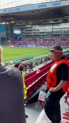 Ensemble, les supporters danois et finlandais chantent le nom de Christian Eriksen