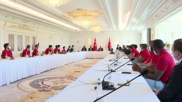 Son Dakika | Cumhurbaşkanı Erdoğan, Anadolu Efes Kulübünün yönetici, teknik heyet ve sporcularını kabul etti