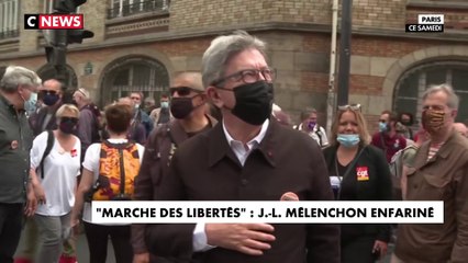 «Marche des libertés» : Jean-Luc Mélenchon enfariné