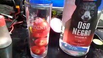 Vodka oso negro con agua mineral topo chico y fresas congeladas refrescante bebida deliciosa