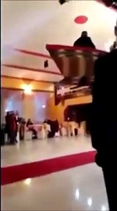 Gelin ve damat salona kayıkla giriş yaparken düştü!