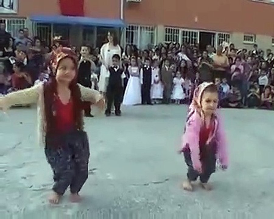 Taklitçi zihniyet, çocuklara başörtüsünü attırı...