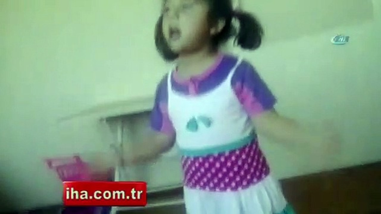 Küçük kızdan göğsüne vura vura İstiklal Marşı