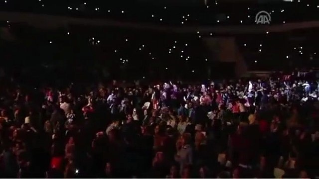 Başbakan Davutoğlu Mustafa Ceceli ile ilahi okudu