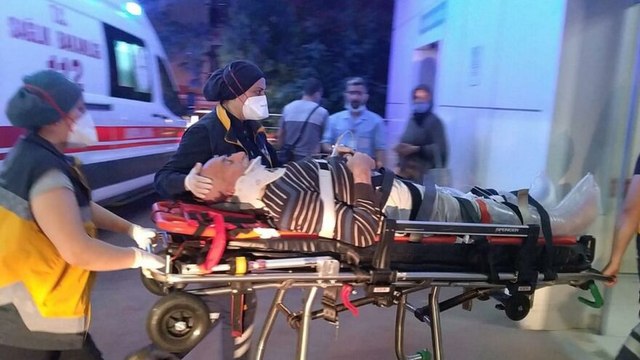 Erik toplamak için çıktığı ağaçta asılı kaldı