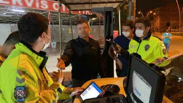 Polis ekipleri alkollü sürücüye dakikalarca dil döktü