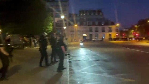 Pour le deuxième soir d'affilée, des centaines de jeunes dispersées hier soir aux Invalides et trois personnes interpellées - Nos images exclusives de cette 2e soirée