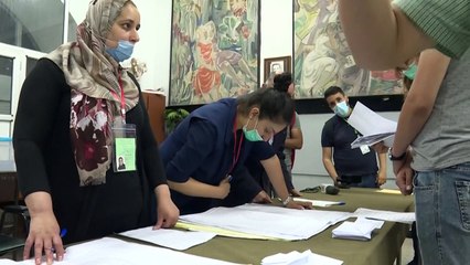 Les Algériens dans l'attente des résultats des élections législatives