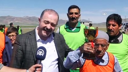 Bastonla yeşil sahalara çıktı golünü attı