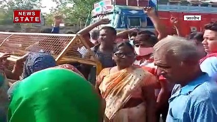 जालौन: बिजली-पानी की समस्या को लेकर लोगों का प्रदर्शन