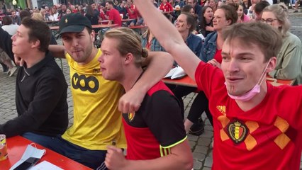 800 supporters... sagement assis