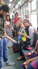 వైరల్‌ వీడియో: మెట్రోలో సీటు కోసం.. ఎంత పని చేశాడు!