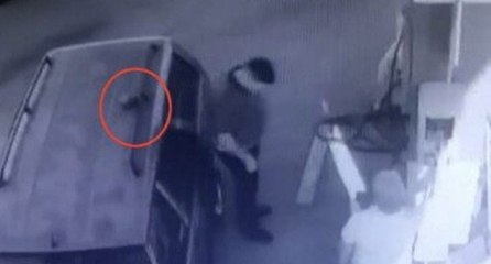 Para dolu cüzdanını aracın üzerinde bırakıp yoluna devam etti