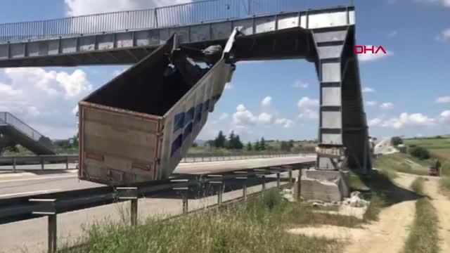 TEKİRDAĞ KAMYONUN AÇIK KALAN DAMPERİ ÜST GEÇİDE ÇARPTI