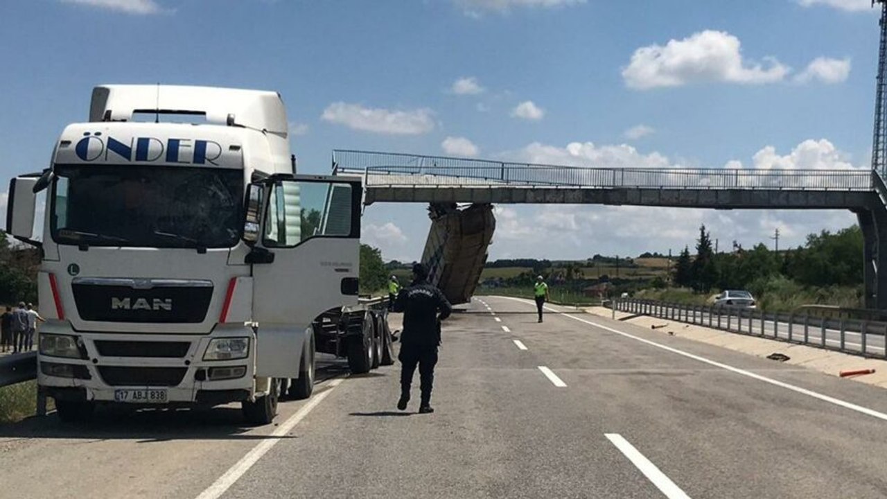 TIR’ın açık kalan dorsesi üst geçitte asılı kaldı