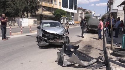 Otomobil park halindeki minibüse çarptı: 3 yaralı