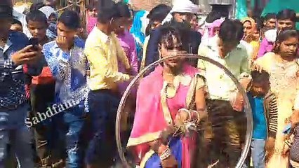 Village stunts man. Dangerous cycle dance in village. Indian thief video.train king chori.mobile chori video.devar bhabhi dance.  Devar bhabhi romance