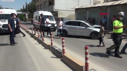 KİLİS MİNİBÜSE ÇARPAN OTOMOBİLDEKİ 3 KİŞİ YARALANDI