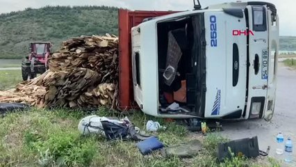 BURSA KERESTE YÜKLÜ KAMYON DEVRİLDİ