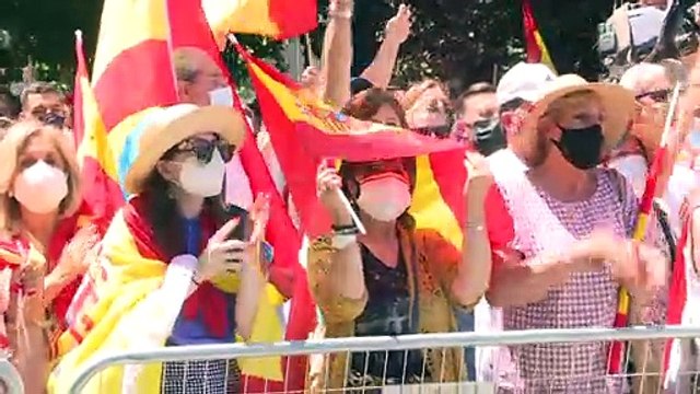 Multitudinaria manifestación en Colón contra los indultos y el Gobierno de Sánchez