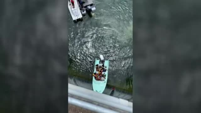 Impresionante rescate de un bote al borde de una presa en Austin