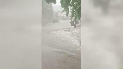 Sağanak yağış hayatı olumsuz etkiledi