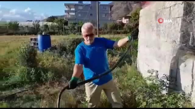 Balıkçı ağına takılan kara yılan kurtarıldı