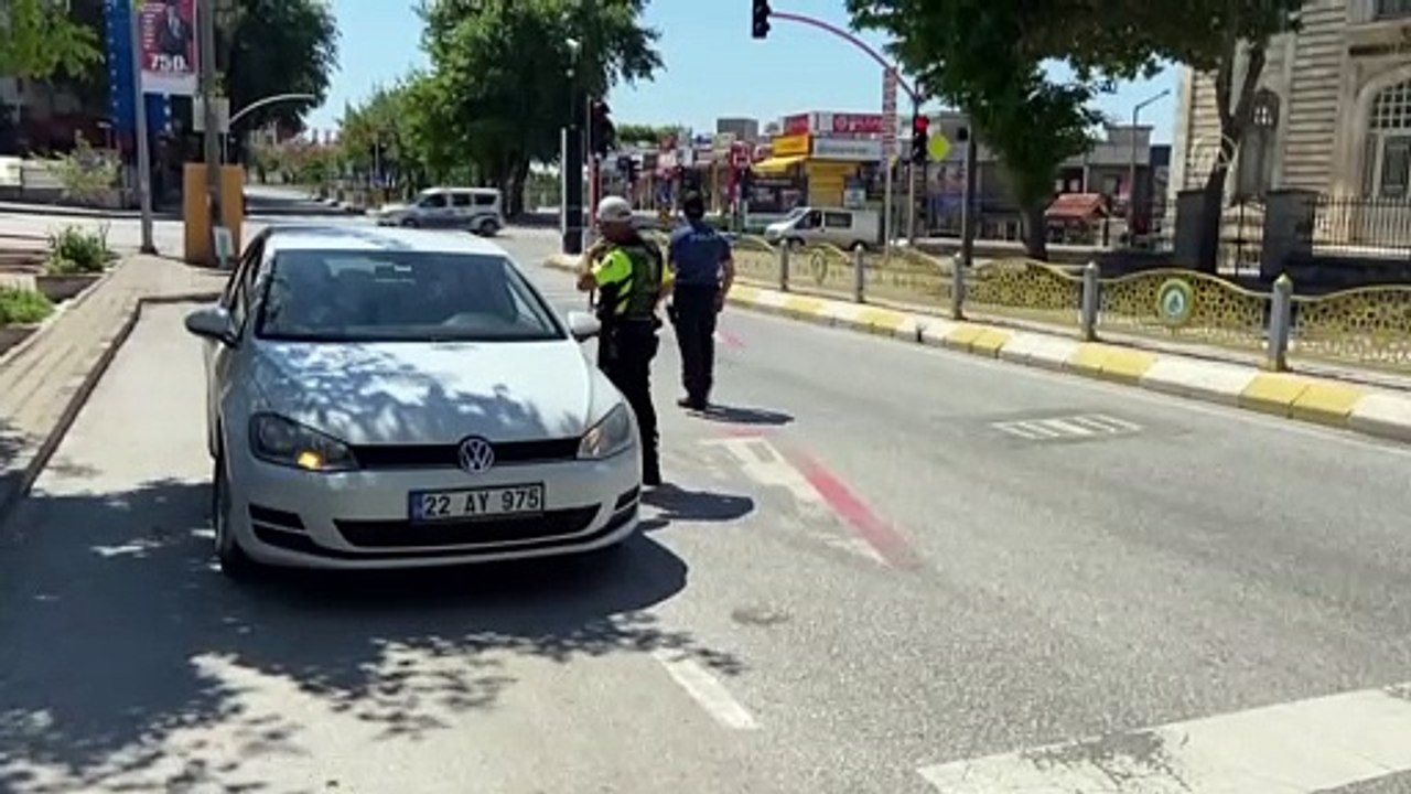 EDİRNE - Trakya'da, Kovid-19 tedbirleri kapsamında uygulanan sokağa çıkma kısıtlaması denetimleri sürüyor