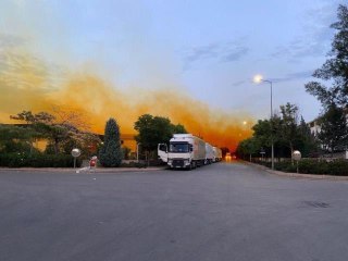 Fabrikadan sızan kimyasal madde gökyüzünü turuncuya boyadı