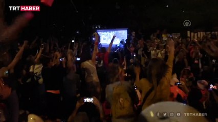 Netanyahu karşıtları İsrail meclisi önünde kutlama yaptı