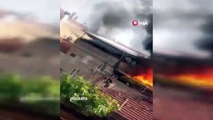 Bursa'da 2 katlı bina alevlere teslim oldu