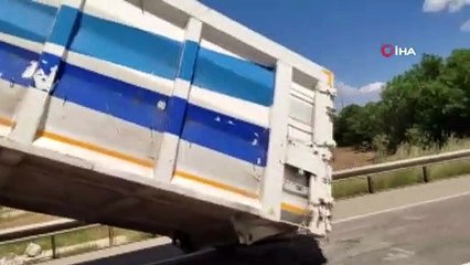 Tırın açık kalan dorsesi üst geçitte asılı kaldı