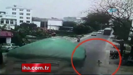 Küçük çocuk az kalsın kamyonun altında kalıyordu!