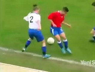 Yediği çalımı 'çaktırmama'ya çalışan futbolcu!