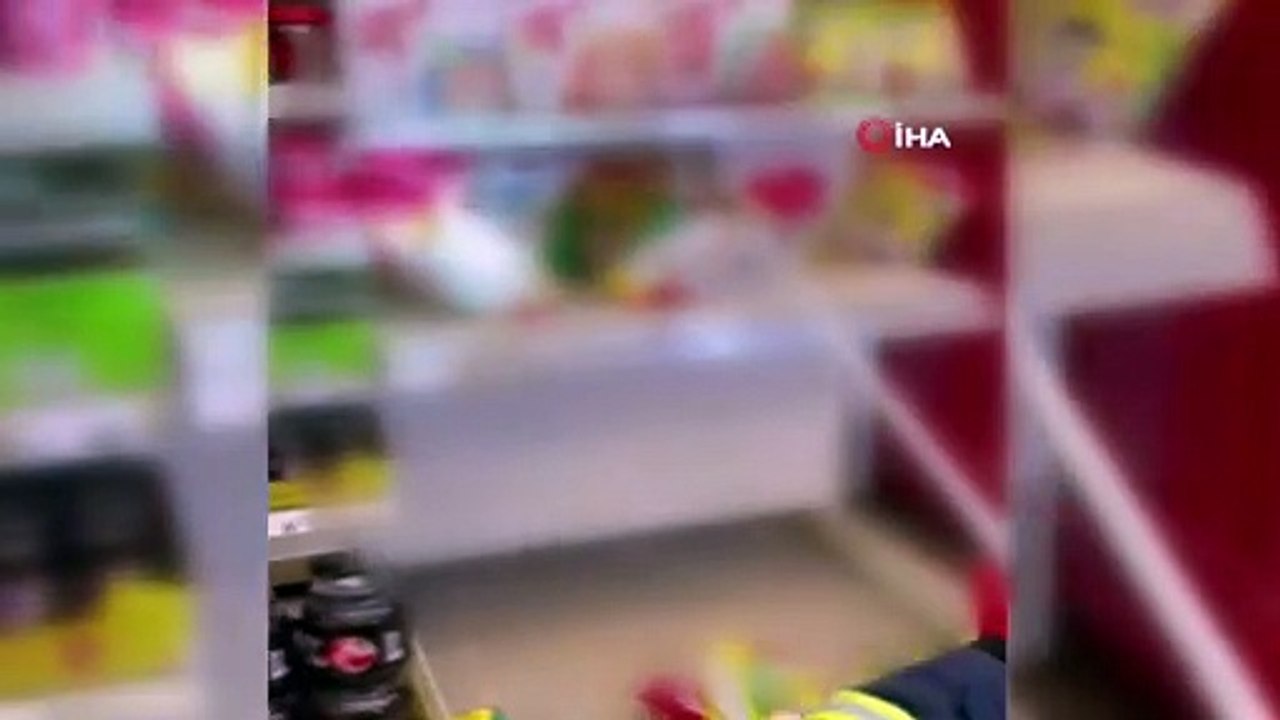 Alışveriş için gittikleri markette rafların arasından yılan çıktı