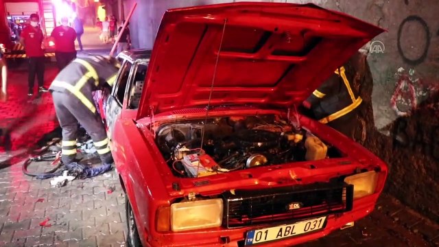 ADANA - Park halindeki araçta çıkan yangın söndürüldü