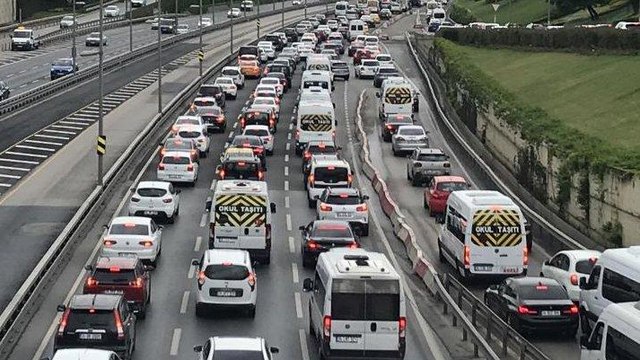 Kısıtlama sonrası İstanbul’da trafik yoğunluğu