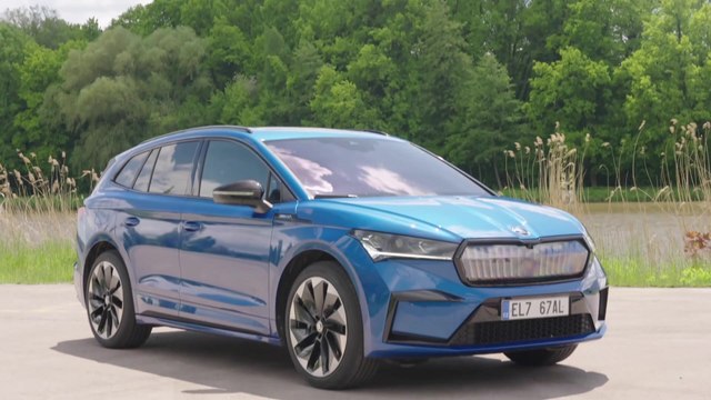 Der neue SKODA ENYAQ SPORTLINE iV - Sportliche Design Selection mit schwarzen Bezügen und Dekorleisten in Carbon-Optik