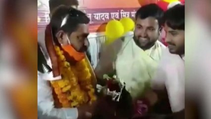 Video herunterladen: MP: BJP Yuva Morcha leader flouts COVID norms