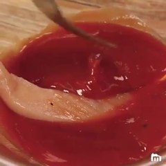 Aiguillettes de poulet laquées au ketchup servies avec ses frites de légumes