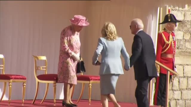 Biden y su mujer se reúnen con la reina Isabel II en Windsor para tomar el té